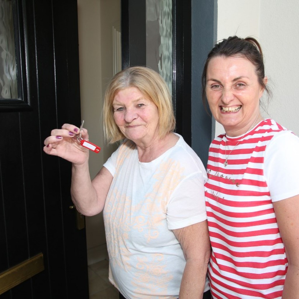 With Compliments. Families have begun moving into Limerick City and County Council’s new housing development at Waller’s Wall on Roxboro Road. Waller’s Well is a development of 10 three bedroom homes which have been delivered by the Council in the Janesboro/Rathbane area under the Regeneration programme. Pictured are delighted Mary Fitzgerald about to enter her new home in Wallers Well accompanied by her daughter Tanya. Photograph Liam Burke/Press 22