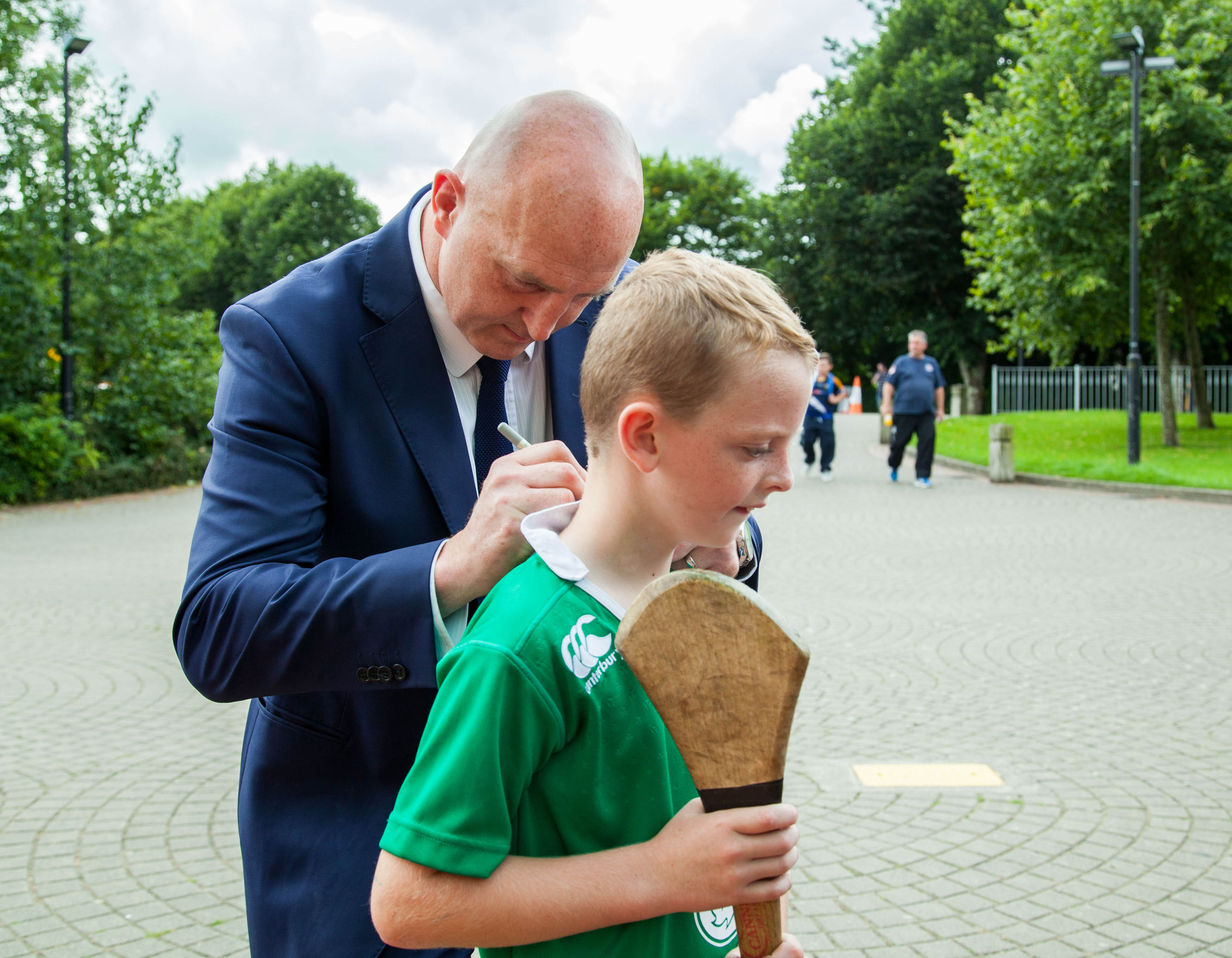 23/08/2015 REPRO FREE In recognition of ULÕsÊunique contribution to sport regionally, nationally and internationally the University launched its Sports Hall of Fame in 2013 as part of the UL40 celebrations.Ê The Hall of Fame serves as a permanent tribute to and recognition of the many outstanding sporting achievements of past and present members of the Campus Community for excellence in achievement and/or service to sport.Ê This year 7 inspirational individuals were honoured at a Ceremony in the UL Sports Arena.Ê Inductees were, Ruth Algar (Athletics), Fiona Coughlan, (Rugby), Brian Lohan (Hurling), Sean McGrath (Paralympian), Liam O'Brien (Athletics), Fiona O'Driscoll (Camogie/Gaelic Football), Keith Wood (Rugby). Inductee, Irish rugby legend Keith Wood signs a jersey for young fan, Darragh Rosney, aged 7 from Kilaloe Co. Clare. Picture: Alan Place/Fusionshooters.