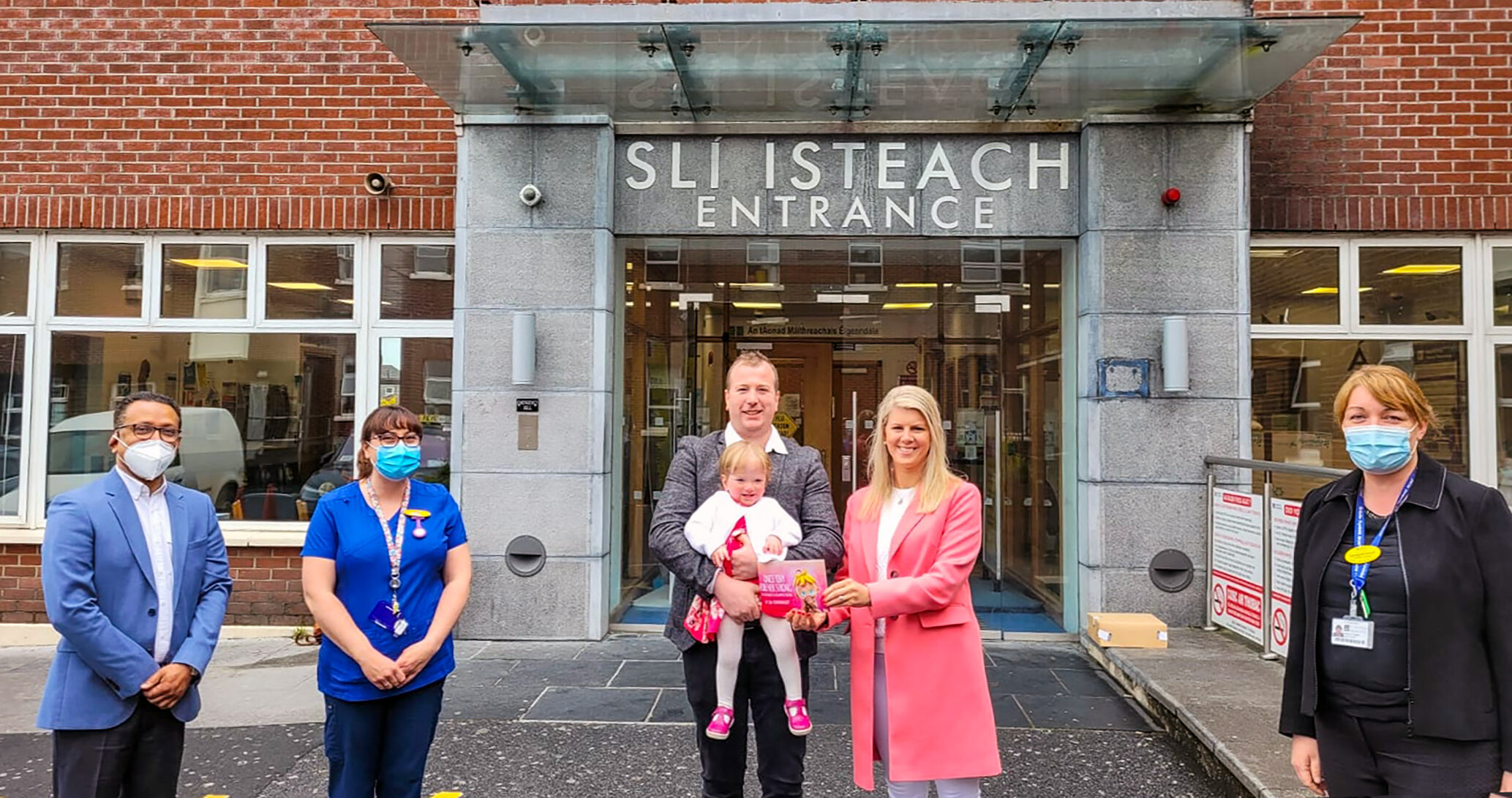 Mark & Lisa Blennerhassett with baby Ella at the maternity hospital pictured with Professor Roy Philip, Denise Dempsey CMM1, Deirdre O’ Connell CMM3