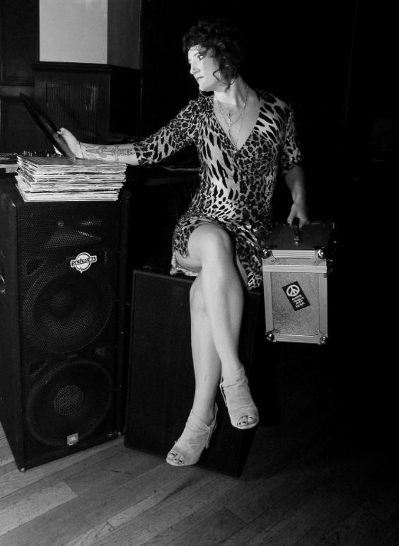 aoife nic canna Aoife has been in the music industry for over 25 years and regularly tours Ireland