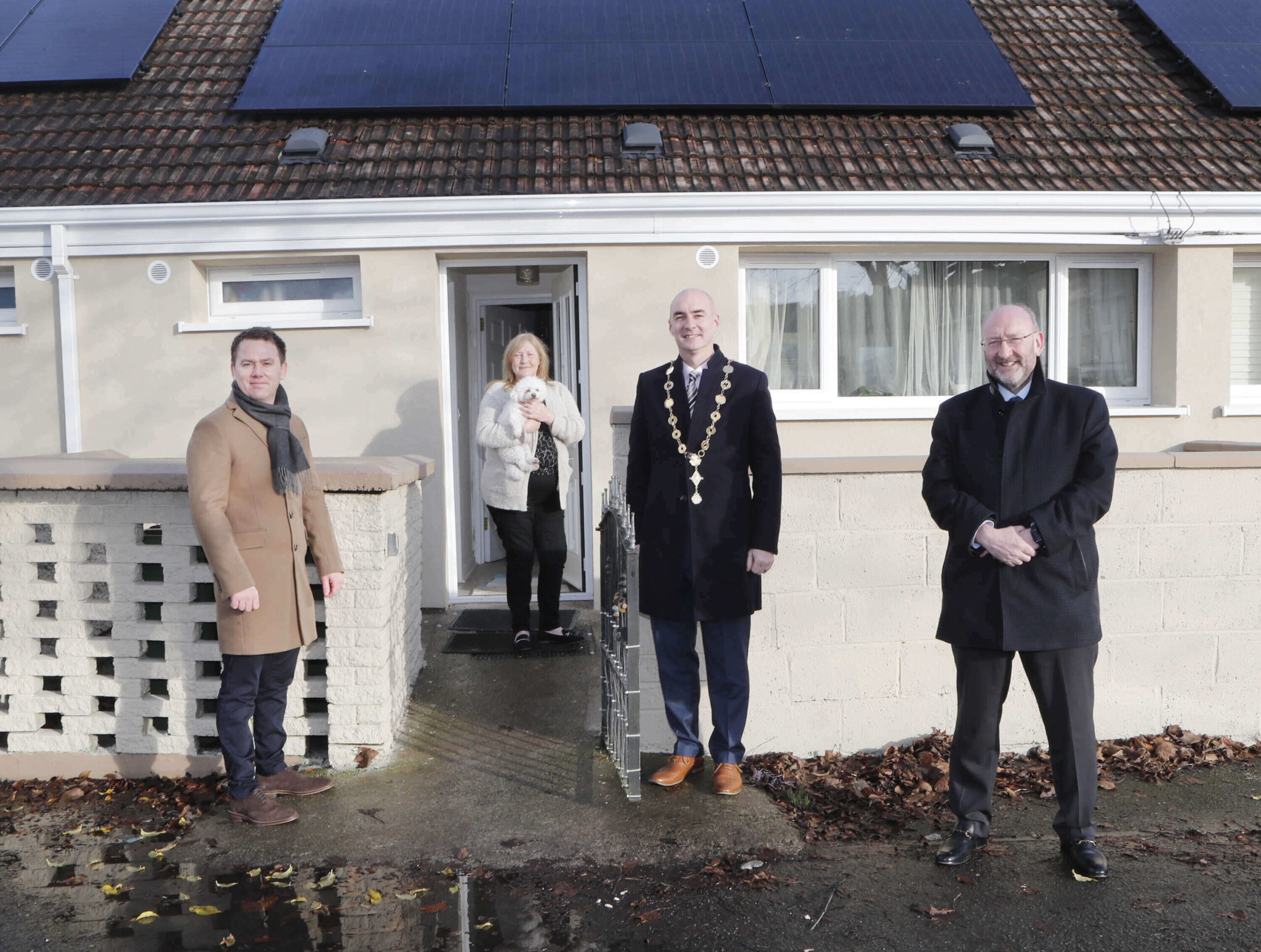 Energy Efficiency Upgrade programme - Photographed in Galvone road, Kennedy Park were Will O'Shaughnessy, SSE Airtricity Energy Services, Head of Business Development and Major Projects, home owner Linda Kearney with her dog Holly, Mayor of Limerick City & County Cllr Daniel Butler and Dr Pat Daly, Chief Executive, Limerick City & Co. Council. Picture: Liam Burke/Press 22