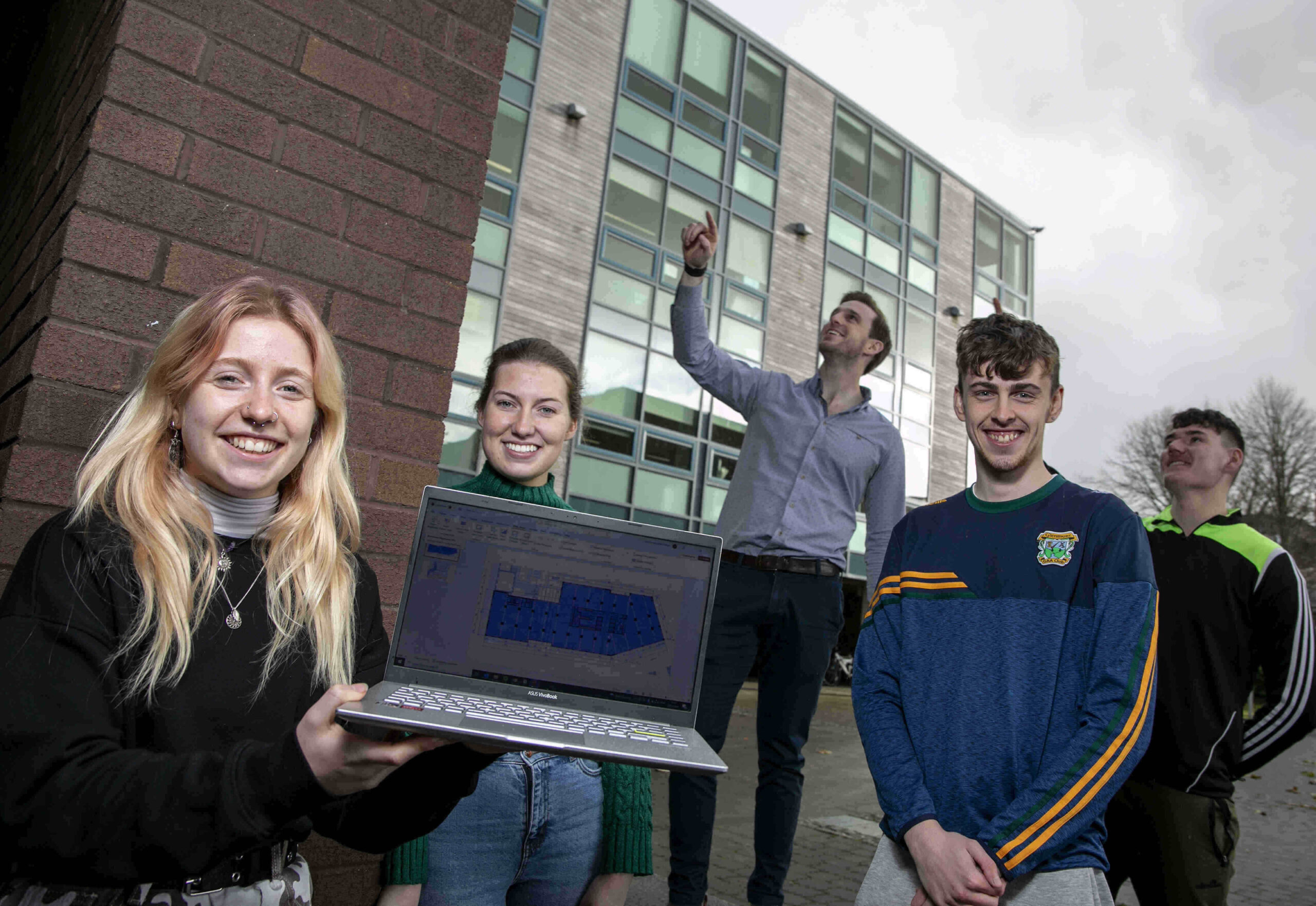 UL Civil Engineering students Elaine Greaves, Dundrum Co Tipperary, Alannah Clohessey, Ballyea Co Clare, Peter Power, ARUP, Niall Murphy, Glenmore Co Kilkenny and Barry Mulderrig, Enniscrone Co Sligo pictured above. Picture: Arthur Ellis