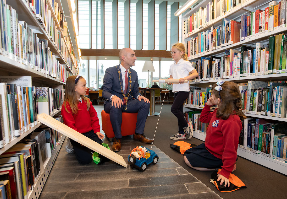 Limerick Lifelong Learning 2022 Festival - Pictured during an interactive activity for the children based on the book Sheep in a Jeep by Nancy Shaw and explored scientific concepts to create simple engineering solutions to design challenges were, Mayor of Limerick City and County Cllr. Daniel Buttler with Robyn Allen, Hannah O'Sullivan and Sofie Madden, Scoil Mocheallóg, Kilmallock. Picture: Alan Place