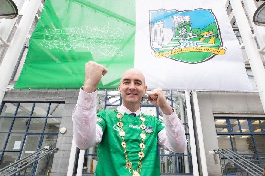 Greening of Limerick - Mayor Daniel Butler is asking everyone to show their support for the Limerick Senior Hurlers. Picture: Liam Burke, Press 22.