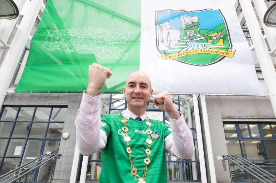 Greening of Limerick - Mayor Daniel Butler is asking everyone to show their support for the Limerick Senior Hurlers. Picture: Liam Burke, Press 22.