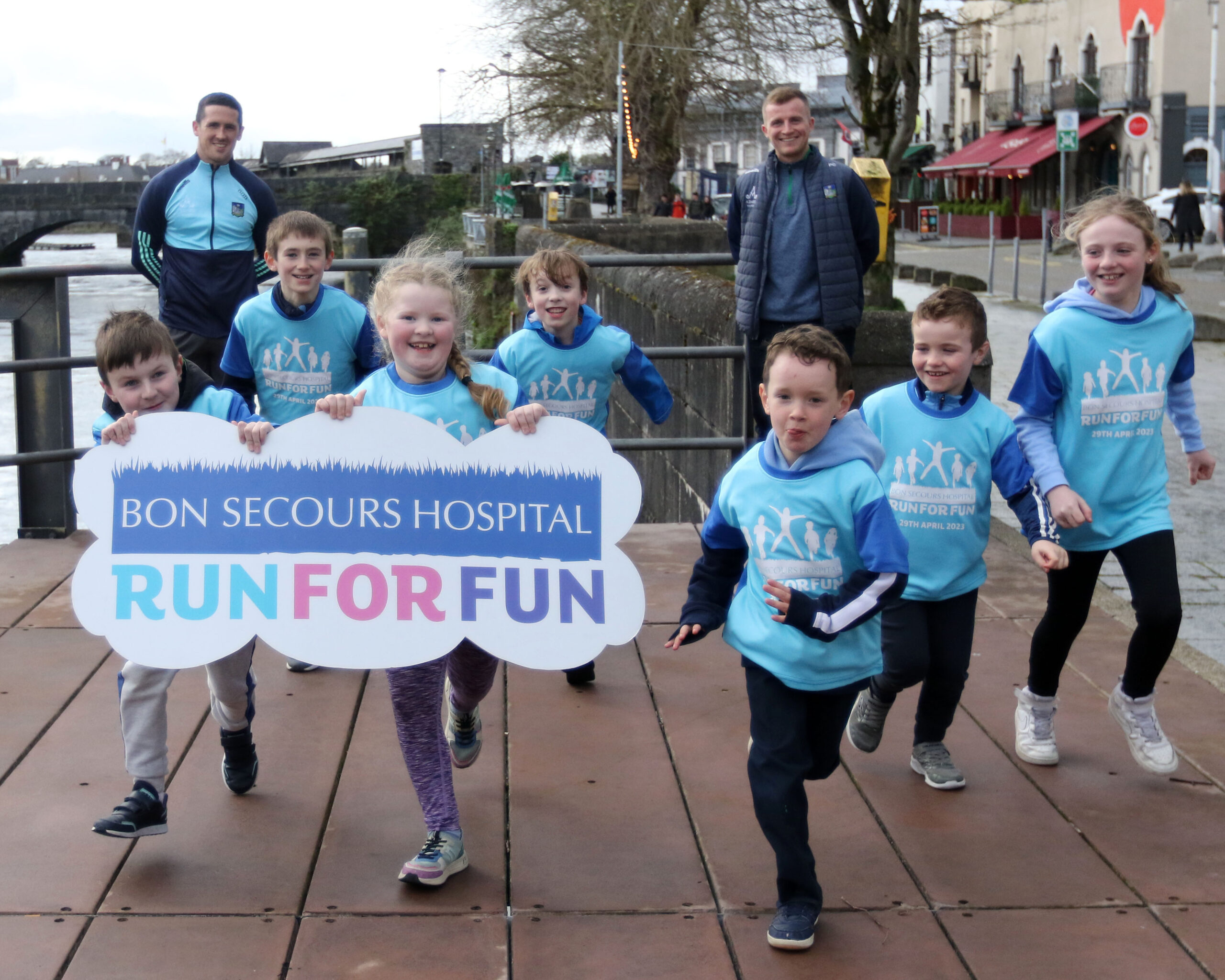 ILIM 31-3-23 Bon Secours Hospital Run for Fun Dylan Barry, Scott Brougham, Cillian Wallace, Ella Barry, Stella Lee, Patrick Moran and Jamie Devereaux with Peter Casey and Darrgh O'Donovan, Limerick's All Ireland Winning Hurlers supporting the Bon Secours Hospital Run for Fun 2023 Picture Brendan Gleeson