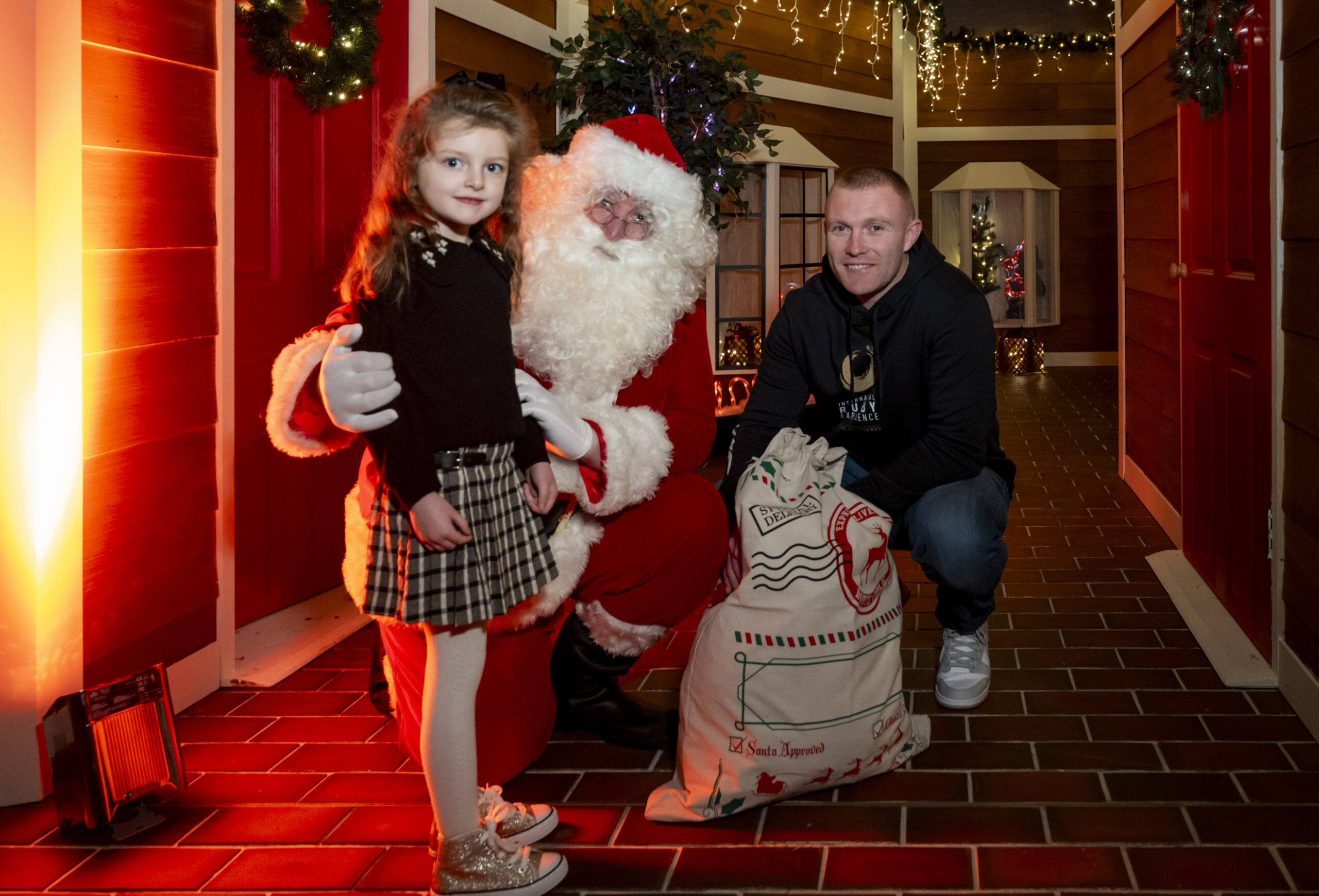 Evie Sheahan and Keith Earls visit Santa’s Secret Workshop at the International Rugby Experience, Limerick, ahead of its opening this Thursday 30th November.