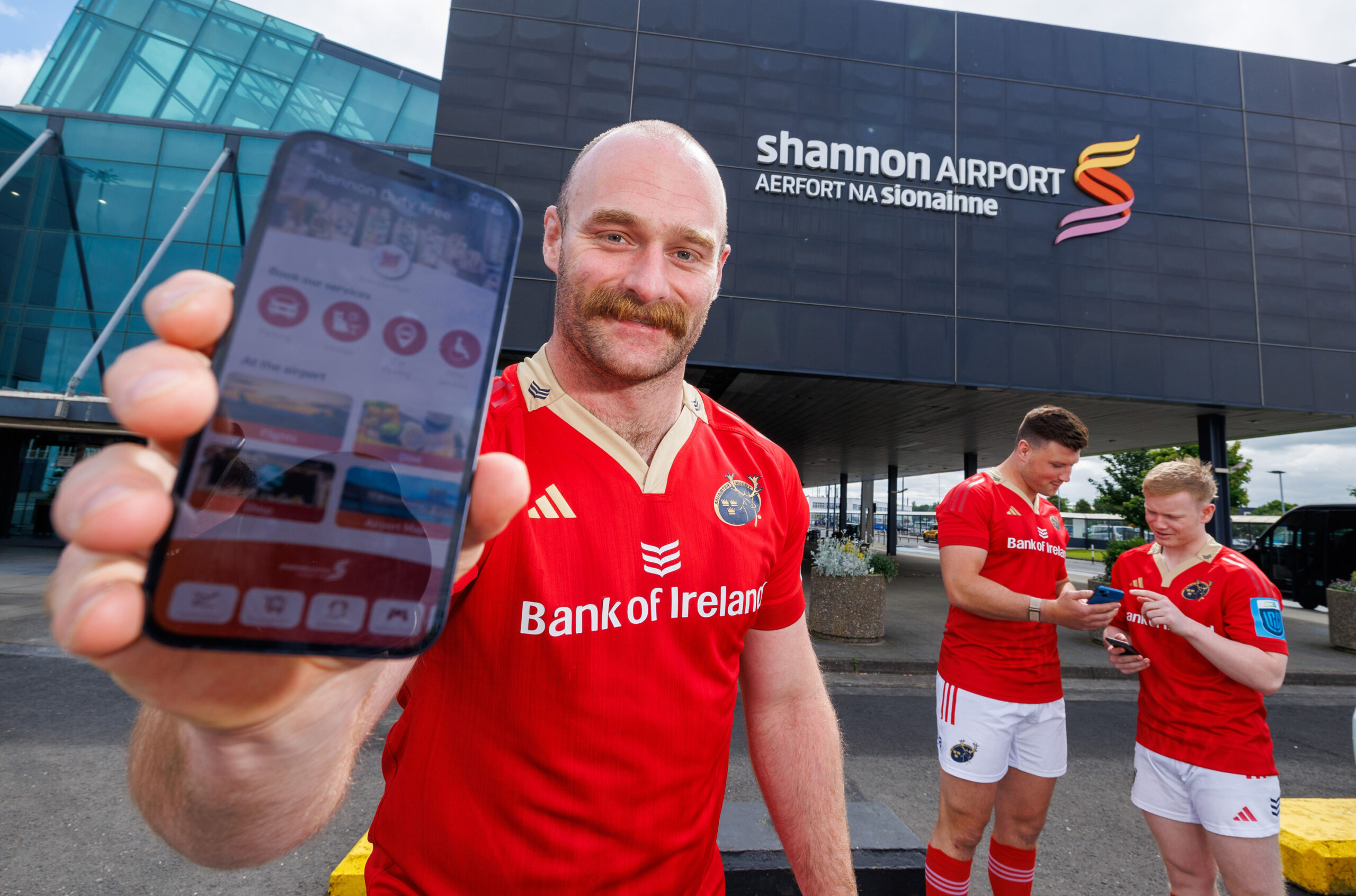 Shannon Airport mobile app Munster Rugby players L-R Oli Jager, Fineen Wycherley and Ethan Coughlan at Shannon Airport for the launch of the airport's new mobile app. Pic Arthur Ellis