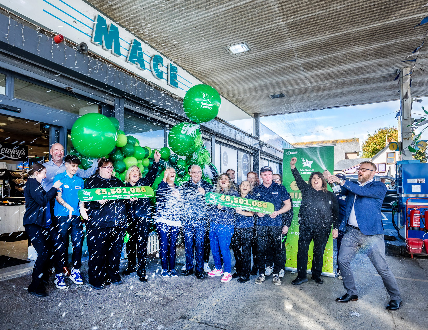 27-09-2024 LOTTO 5.5M winning ticket sold in Mace Shop, Kildimo, Co Limerick. Jim and Carol Mulcair and thrir daughter Elaine shop owners celebrate with staff and Simon Reenan from the National Lottery. Picture: Mac Innes Photography / Keith Wiseman