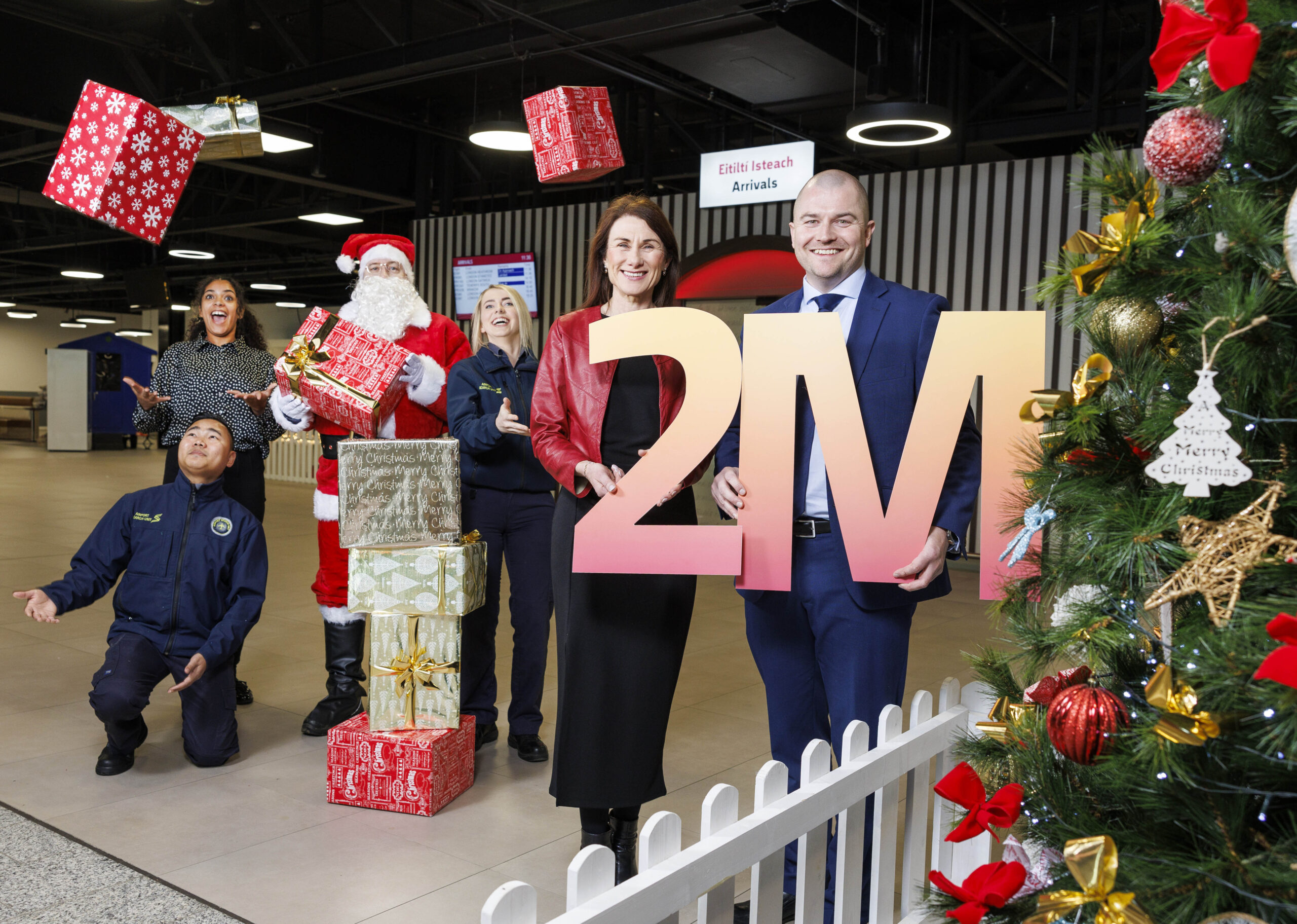 REPRO FREE Christmas has come early for Shannon Airport this year as it surpasses 2 million passengers for the first time since 2009. This milestone underscores the airport’s ongoing growth and its pivotal role as an international gateway along the Wild Atlantic Way. This achievement comes after a dynamic year, marked by a strong summer season that solidified Shannon Airport’s position as a key player in connectivity. Pictured with Santa Claus at Shannon Airport Arrivals are L-R Aung Marma, Airport Screening Unit, Katie Black, Assistant Brand Manager Shannon Airport, Julia Shortt, Airport Screening Unit, Mary Considine, CEO The Shannon Airport Group and Niall Kearns, Airport Director. Pic Arthur Ellis