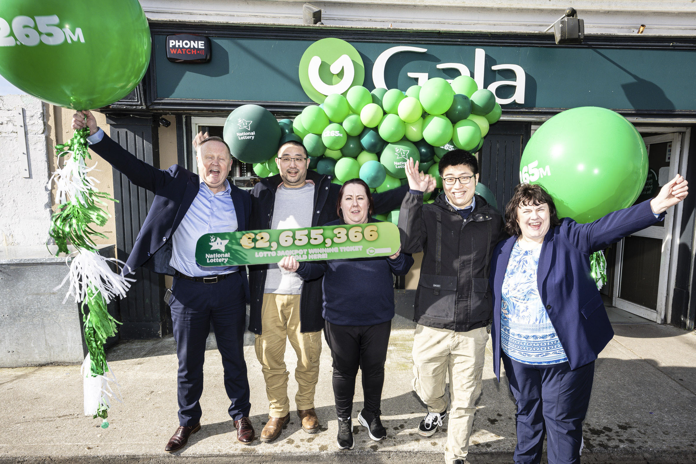 4th March 2025. NO REPRO FEE: €2.65m Lotto win for customer of the Gala shop in Pallaskenry, Co. Limerick. Johnny and Xiyuan Chen shop owners pictured with Colin McTaggart - Retail Operations Manager for Gala (left) Gala Head Office, Karen Burton from the shop celebrating the great news with Mary Grace (right) from the National Lottery. Picture: Keith Wiseman / Mac Innes Photography
