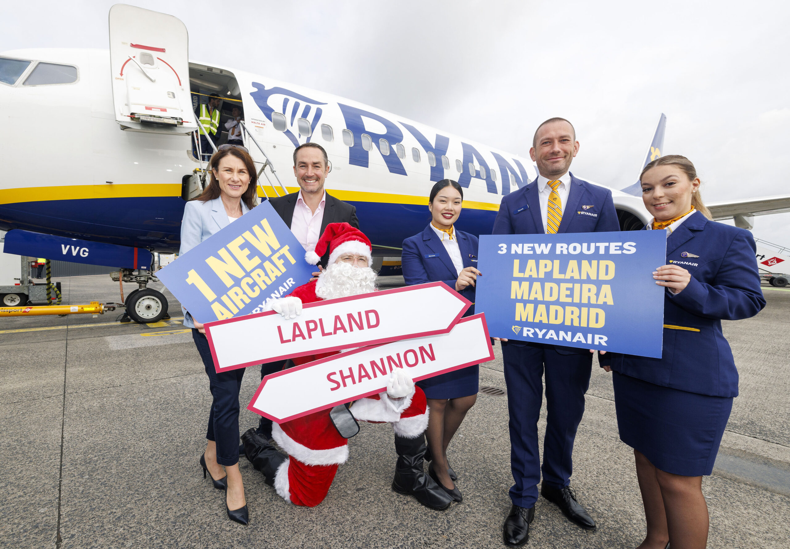 Ryanair, Europe and Ireland’s No.1 airline, today (Wed, 4th June) announced a fourth based aircraft at Shannon for Winter 25/26, delivering 20% traffic growth and over 1.6m Ryanair passengers p.a. Ryanair has launched 3 exciting new routes to Lapland, Madeira, and Madrid, in addition to extra flights on 6 popular existing routes, Alicante, Edinburgh, Kraków, Lanzarote, Manchester, and Wrocław. Pictured at Shannon Airport today were L-R Mary Considine, CEO The Shannon Airport Group, Jason McGuinness, Chief Commercial Officer Ryanair, Mariana Almagaro, Ryanair Crew, Maciek Gladys, Ryanair Crew and Lara Pereira, Ryanair Crew with Santa Claus who is excited to announce Lapland as one of the three new routes. PIc Arthur Ellis
