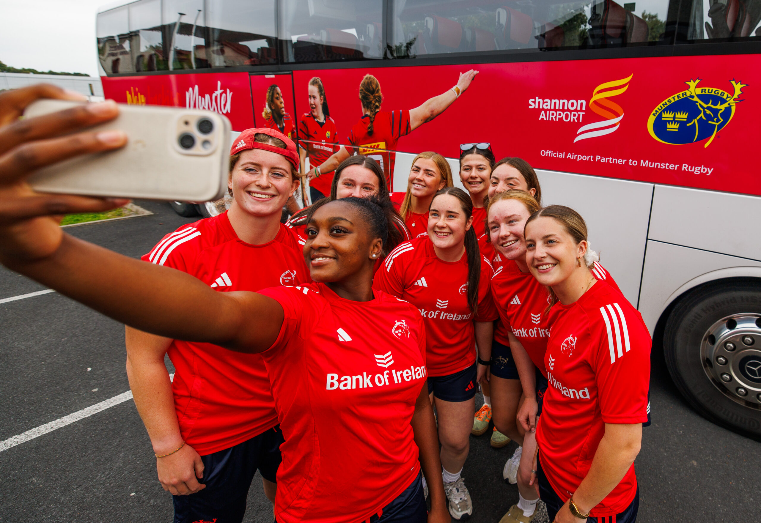 Munster Women’s Rugby With Shannon Airport, Kilmurry Lodge, Limerick 22/8/2025 Munster's Caitriona Finn and Chisom Ugwueru, Clovers' Gráinne Burke, Munster's Lyndsay Clarke, Aoife Fleming and Lily Morris and Abbie Salter-Townsend Mandatory Credit ©INPHO/James Crombie