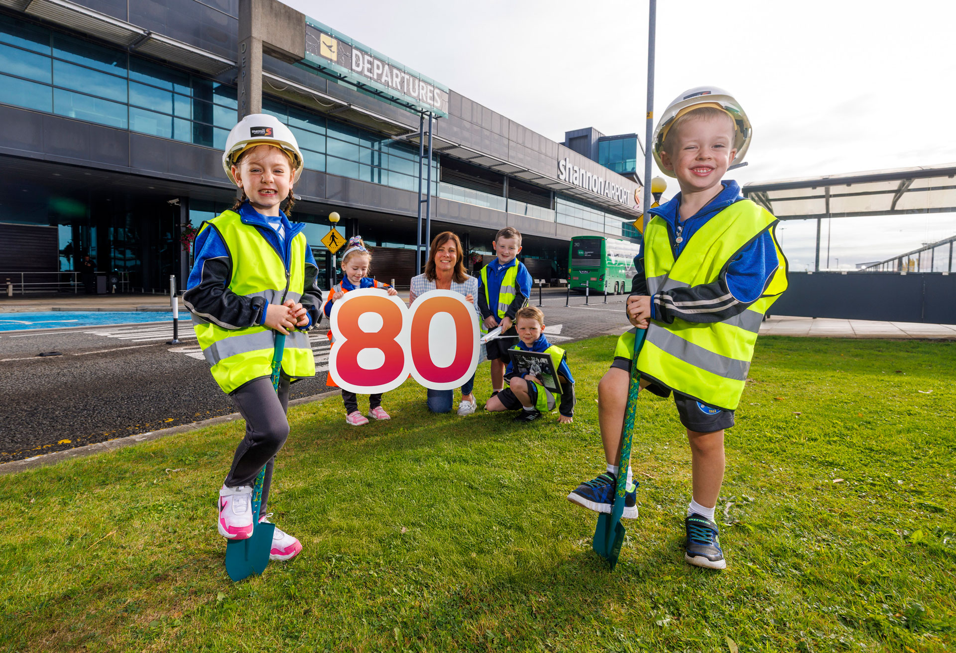 Pamela Brooks, Head of Operations at The Shannon Airport Group with Senior Infant pupils from Shannon Airport 1 NS (St. Senans) – Molly O’Mara and Jack McMahon (front), Riea Carroll, Jake Fleming and Freddie Lake (back) getting involved in the Shannon Airport Group Time Capsule initiative - Time, Sealed and Delivered.