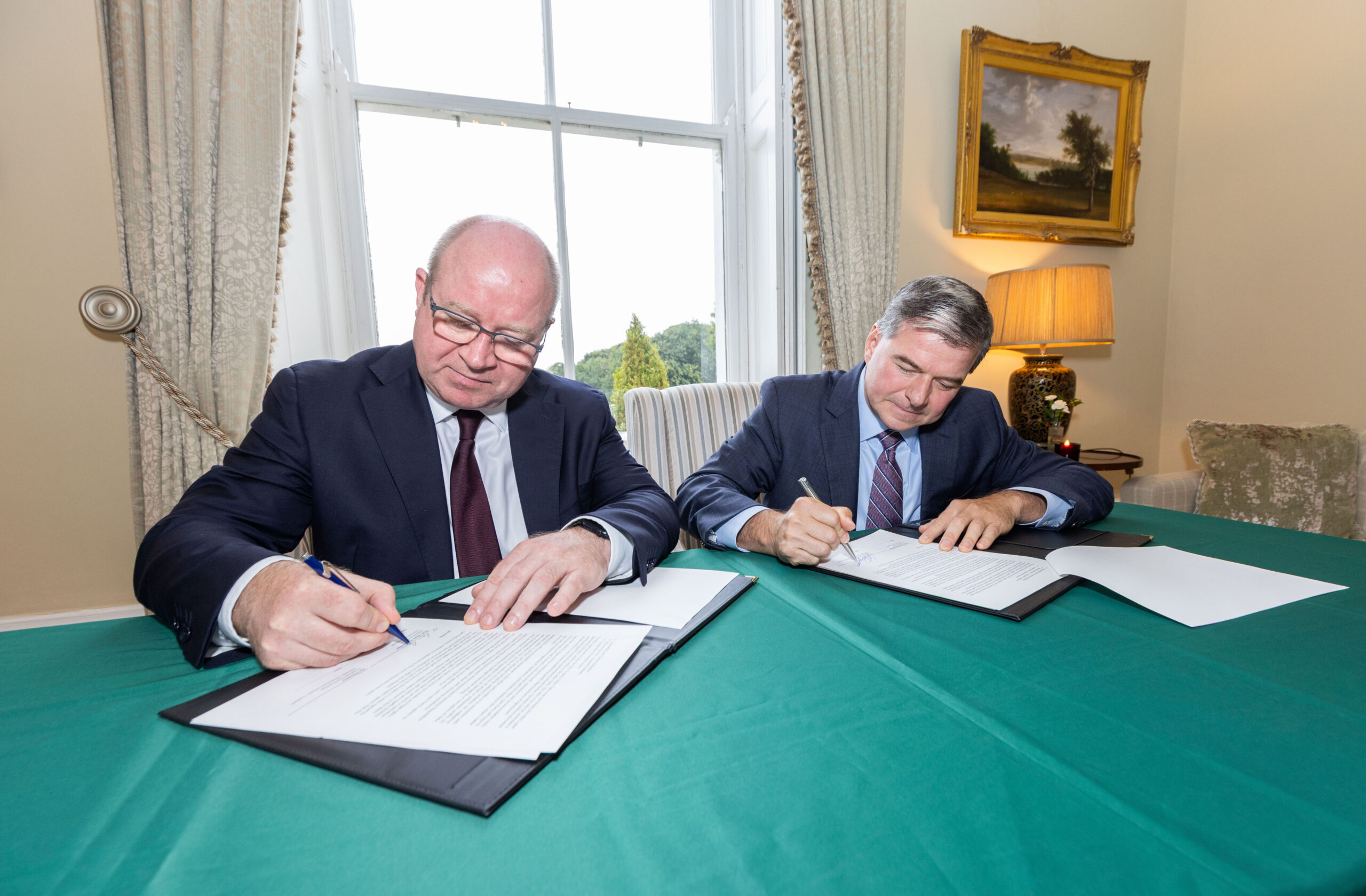 Professor Kenneth Stanton, Executive Dean of UL’s Faculty of Science and Engineering Joe Nuzzolese, Corporate Vice President, Global Supply Chain and Quality of Edwards Lifesciences sign the Memorandum of Understanding Picture: Alan Place