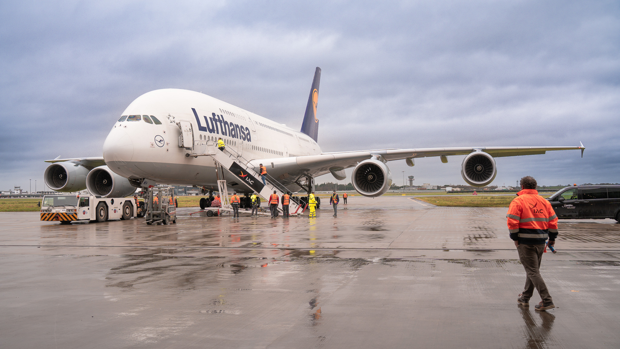superjumbo world's largest passenger aircraft