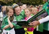 04/06/2015
St Brigid's NS were awarded their 5th Green Flag and Limerick manager TJ Ryan and Limerick hurler Kevin Downes were on hand to help the students raise the flag. Looking at a picture of Limerick manager TJ Ryan in Sportsfile's "A Season of Sundays" are 3rd class students Katie Clohessy, Libby Costelloe, Jodie Griffin, and Ben Moloney.
St Brigid's NS, Singland, Limerick.
Picture credit: Diarmuid Greene