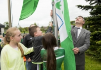 04/06/2015
St Brigid's NS were awarded their 5th Green Flag and pictured at the official raising of the flag (for Bio Diversity) are, from left to right, students Ally Davis, 6th class, Darragh Whelan, 1st class, and Emma Normoyle, 4th class, along with Limerick hurling manager TJ Ryan.
St Brigid's NS, Singland, Limerick.
Picture credit: Diarmuid Greene