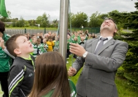 04/06/2015
St Brigid's NS were awarded their 5th Green Flag and pictured at the official raising of the flag (for Bio Diversity) is student Darragh Whelan, 1st class, and Limerick hurling manager TJ Ryan.
St Brigid's NS, Singland, Limerick.
Picture credit: Diarmuid Greene