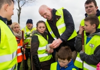 O3.04.15             NO REPRO FEE             
Paul O'Connell, AP McCoy and JP McManus kick-start the Team Limerick Clean-Up(TLC). Over 10,000 Volunteers hit the streets of Limerick City and County for the Country's biggest ever Clean-Up. 
Paul O'Connell was happy top pose for selfie with Ciara Crawford who was out volunteering for the Team Limerick Clean-Up at O'Malley Park Southill. Picture: Alan Place/FusionShooters.