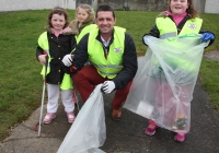 O3.04.15 Â  Â  Â  Â  Â  Â Â   NO REPRO FEE
Paul O'Connell, AP McCoy and JP McManus kick-start the Team Limerick Clean-Up(TLC).Â Over 10,000 Volunteers hit the streets of Limerick City and County for the Country's biggest ever Clean-Up.
Former Munster and Ireland Rugby Star Alan Quinlan joined Team Limerick Clean-Up volunteers Emily Ward with Orla and Aoife Leonard and  at Moyross. Picture: Dermot Lynch/Fusionshooters