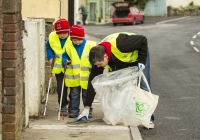 03.04.15  NO REPRO FEE
Paul O'Connell, AP McCoy and JP McManus kick-start the Team Limerick Clean-Up (TLC). Over 10,000 volunteers hit the streets of Limerick City and County for the country's biggest ever Clean-Up. Taking part in the Team Limerick Clean-Up are volunteers, brothers Jack Giltenane, aged 8, and Dara Giltenane, aged 5, along with their uncle Pa O'Grady, from Ballingarry, Co. Limerick. Picture credit: Diarmuid Greene/Fusionshooters
