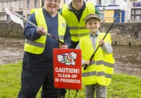 03.04.15  NO REPRO FEE
Paul O'Connell, AP McCoy and JP McManus kick-start the Team Limerick Clean-Up (TLC). Over 10,000 volunteers hit the streets of Limerick City and County for the country's biggest ever Clean-Up. Limerick senior hurler Donal O'Grady joined Team Limerick Clean-Up volunteers, Kieran Byrnes, left, and Alex Massey, aged 7, from Newcastlewest, Co. Limerick. Picture credit: Diarmuid Greene/Fusionshooters