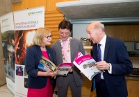 19/07/2015     REPRO FREE
The 36th World Medical and Health Games was officially opened by Minister Jan O’Sullivan at the University of Limerick on Sunday 19th July. The Games welcome over 1,000 athletes from more than 20 countries to compete across 25 different sports from golf and cycling to chess, fencing triathlon and football. This annual event brings medics from a range of medical professions, consultants, GP’s, nurses, paramedics who compete in a spirit of friendship in their chosen sport.
Pictured are (l-r) Jan O'Sullivan, Minister for Education and Skills, Deputy Mayor Shane Clifford, and Professor Michael Larvin, head of UL Graduate Entry Medical School.
Picture credit: Diarmuid Greene/Fusionshooters